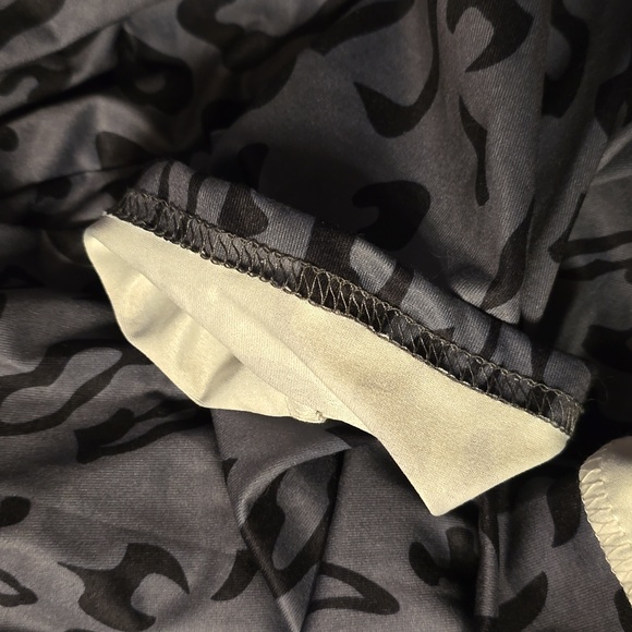 Gray & Black Long Sleeved Top - Picture 6 of 8